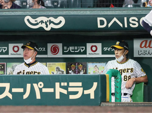 阪神対ヤクルト　10回にヤクルトに勝ち越され落胆する阪神矢野監督（右）と井上ヘッドコーチ（撮影・上山淳一）