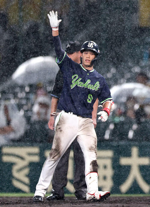 阪神対ヤクルト　11回表ヤクルト1死満塁、塩見は中前2点適時打を放ちベンチへ向かって手を挙げる（撮影・上山淳一）