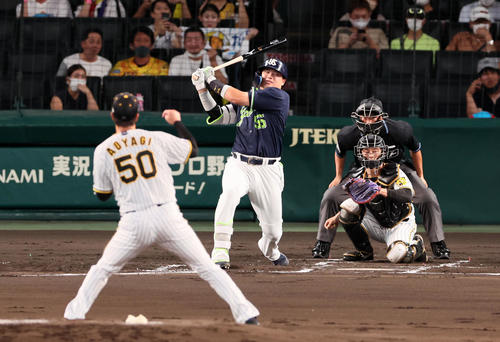 阪神対ヤクルト　2回表ヤクルト無死、村上は三振に倒れる。投手は青柳（撮影・加藤哉）