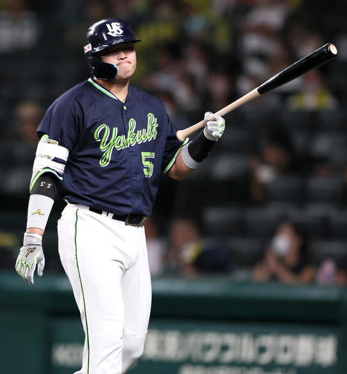 阪神対ヤクルト　2回表ヤクルト無死、村上は空振り三振に終わり悔しい表情でベンチへ戻る（撮影・上山淳一）