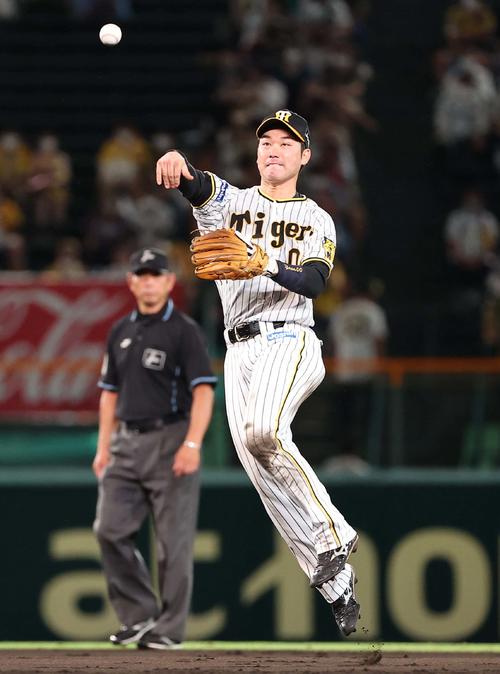 阪神対ヤクルト　3回表ヤクルト無死、ホセ・オスナの二ゴロを軽快にさばく山本（撮影・上田博志）