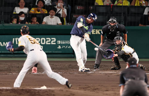 阪神対ヤクルト　4回表ヤクルト1死一塁、宮本は右前打を放つ。投手は青柳（撮影・加藤哉）