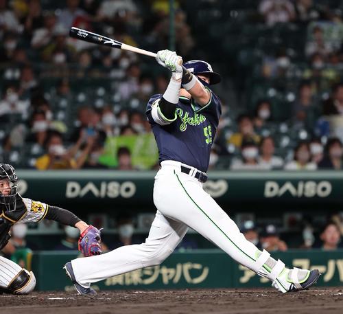 阪神対ヤクルト　4回表ヤクルト1死一、三塁、村上は右前に適時打を放つ（撮影・上田博志）