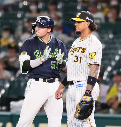 阪神対ヤクルト　4回表ヤクルト1死一、三塁、村上（左）は先制の右前適時打を放つ（撮影・上山淳一）