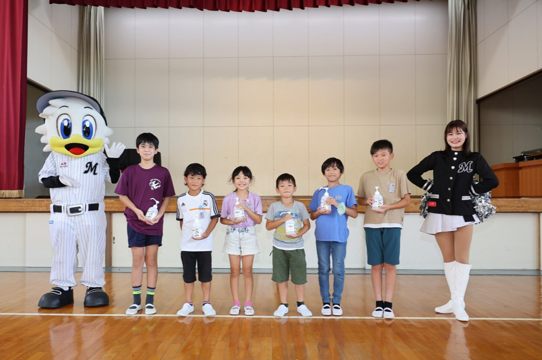 ロッテは千葉・茂原市内の全公立小中学校、公立幼稚園に「マリーンズ消毒用アルコールディスペンサー」を寄贈（写真は球団提供）