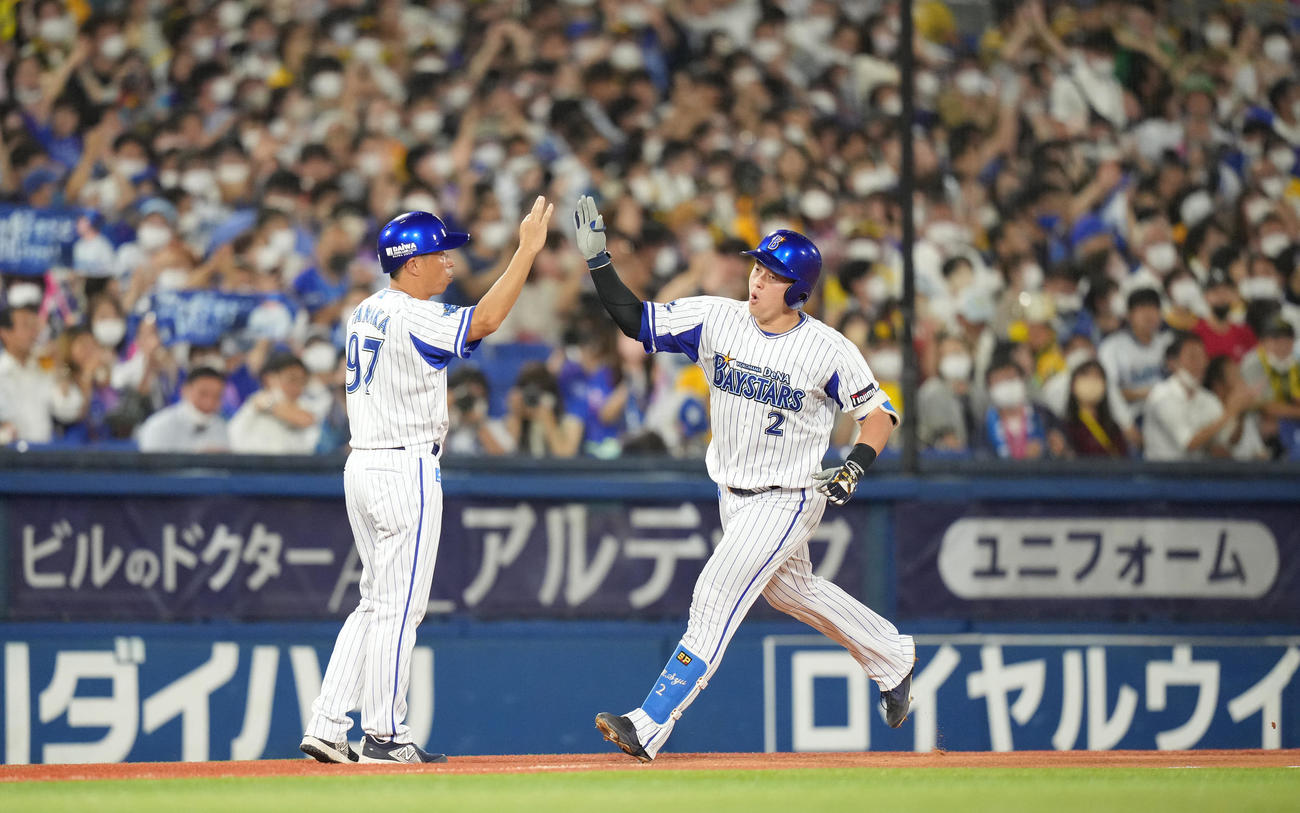 DeNA対阪神　4回裏DeNA2死、左中間にソロ本塁打を放ちダイヤモンドをまわる牧（右）（撮影・鈴木みどり）