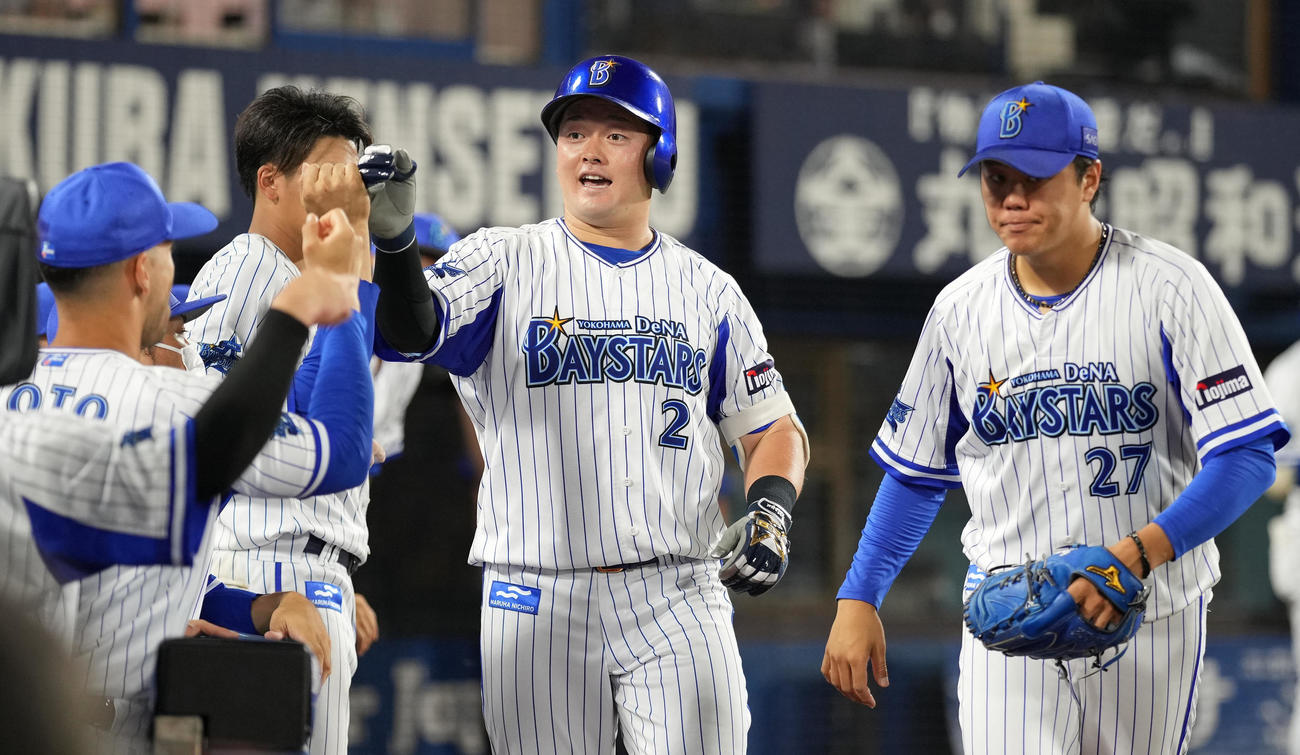 DeNA対阪神　4回裏DeNA2死、左中間にソロ本塁打を放った牧（中央）はナインと笑顔でハイタッチ（撮影・鈴木みどり）