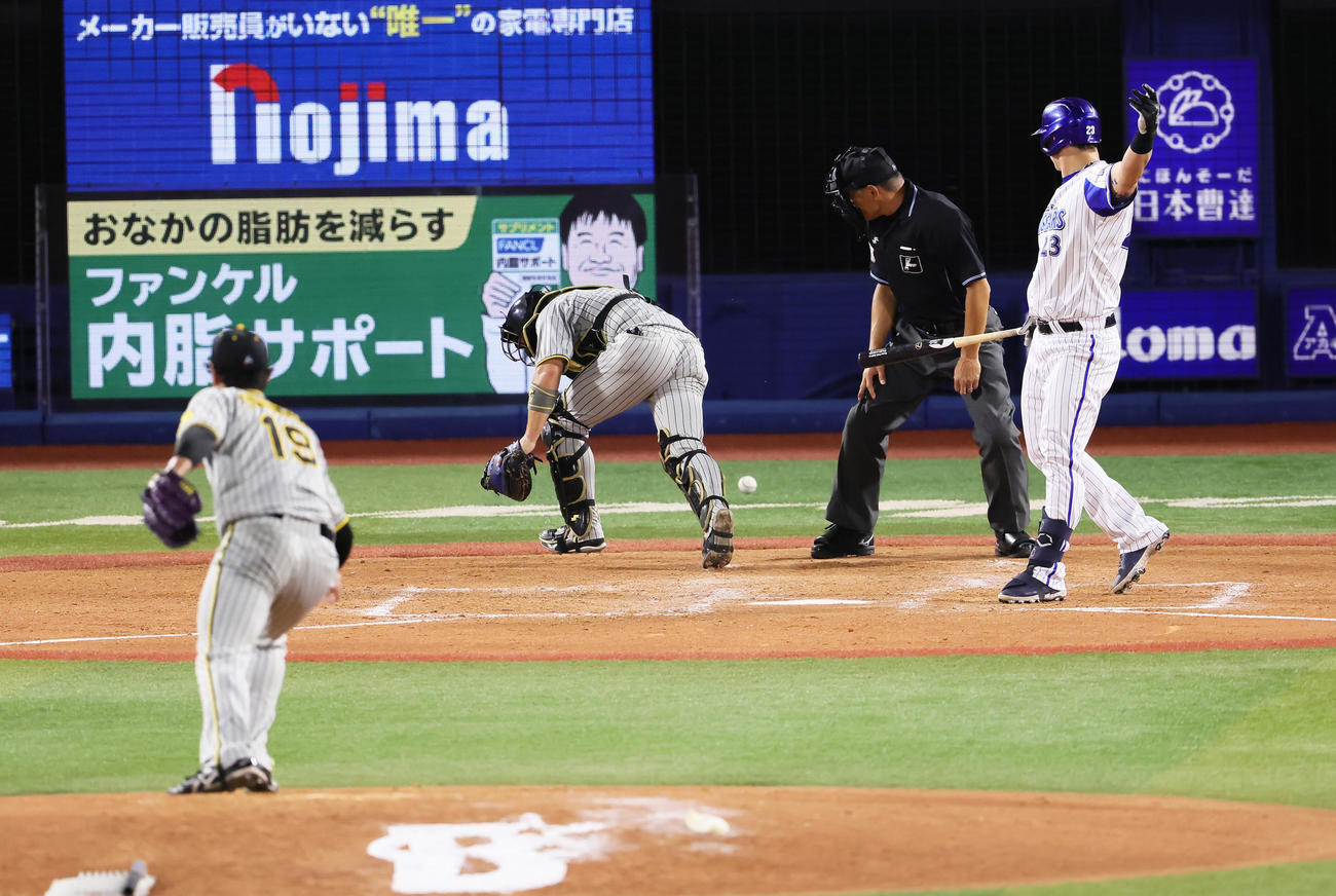 DeNA対阪神　5回裏DeNA1死三塁、代打オースティン（右）に対し暴投で失点する藤浪（左）。捕手梅野（撮影・足立雅史）