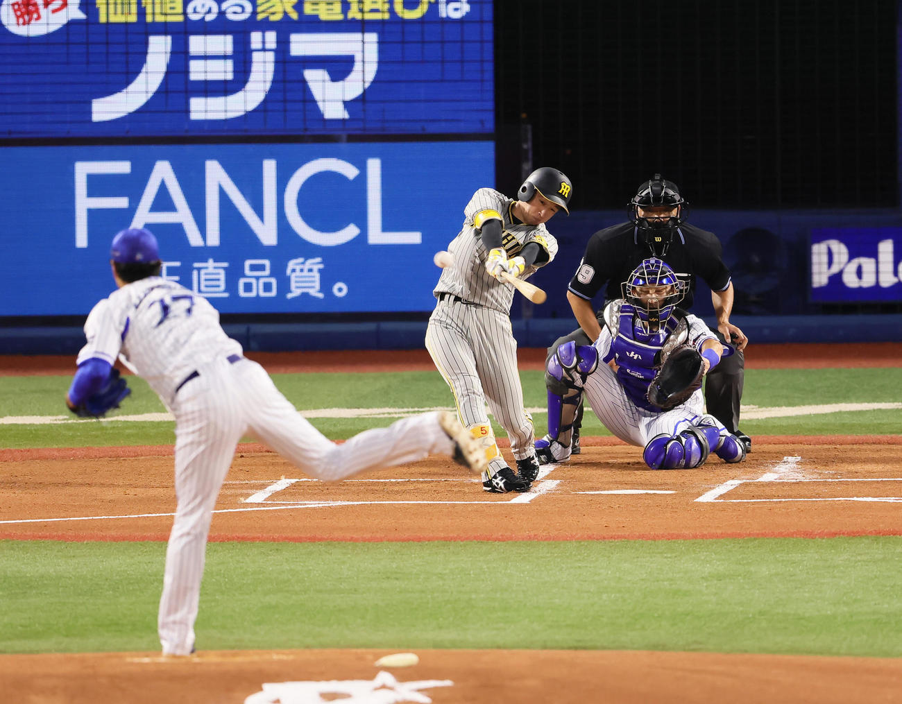 DeNA対阪神　1回表阪神無死一、二塁、近本は右前適時打を放つ。投手上茶谷（撮影・足立雅史）