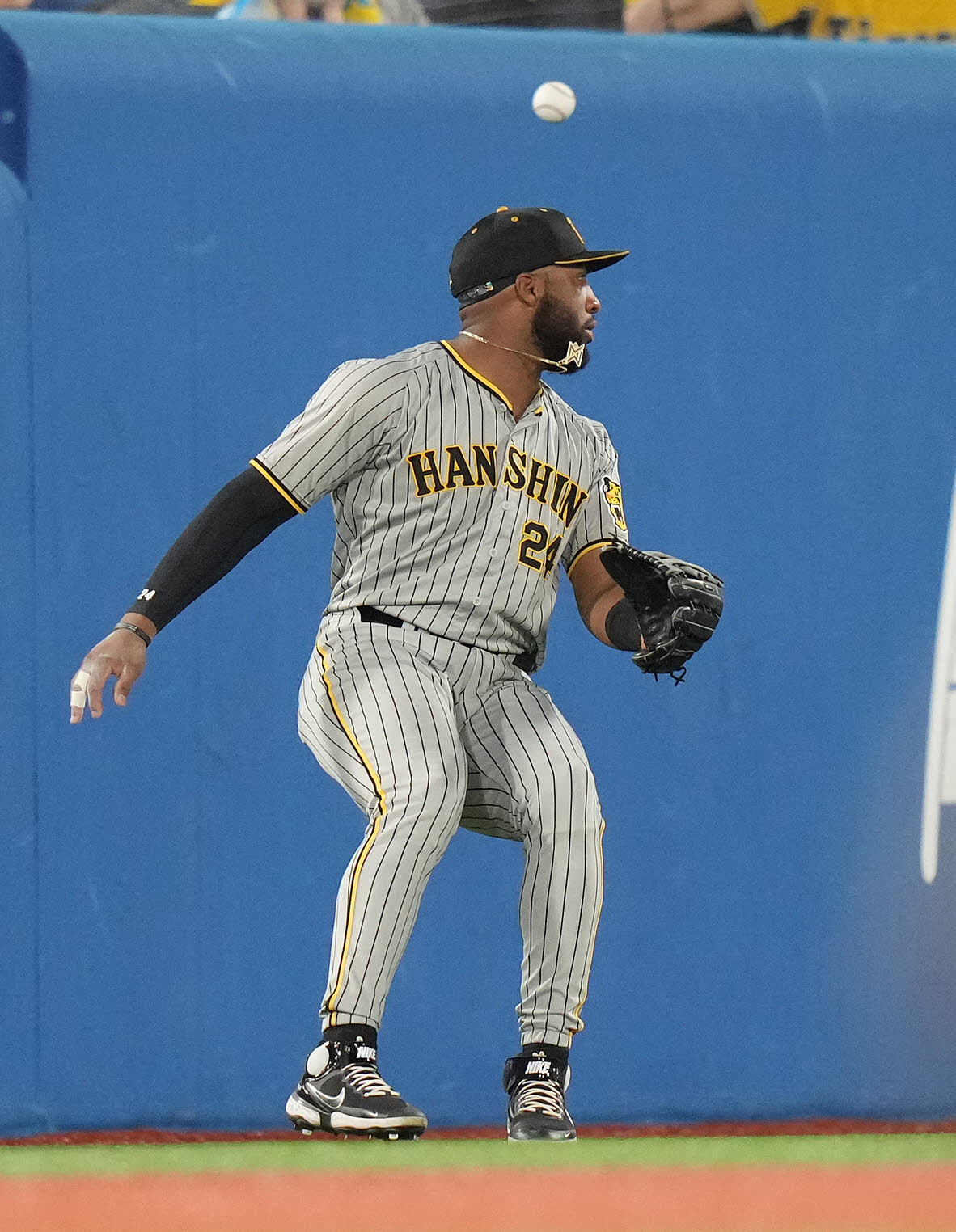 DeNA対阪神　5回裏DeNA1死満塁、佐野の打球を捕れず左2点適時打を許す左翼手ロハス（撮影・鈴木みどり）