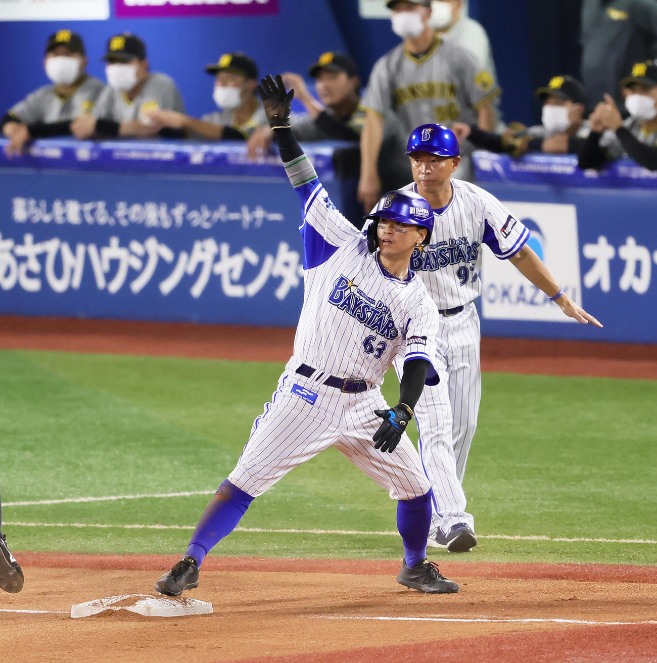 DeNA対阪神　5回裏DeNA1死一、二塁、三塁盗塁に成功する関根（左）（撮影・足立雅史）