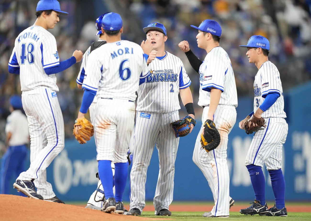 DeNA対阪神　阪神に勝利しタッチを交わす牧（中央）らDeNAナイン（撮影・鈴木みどり）