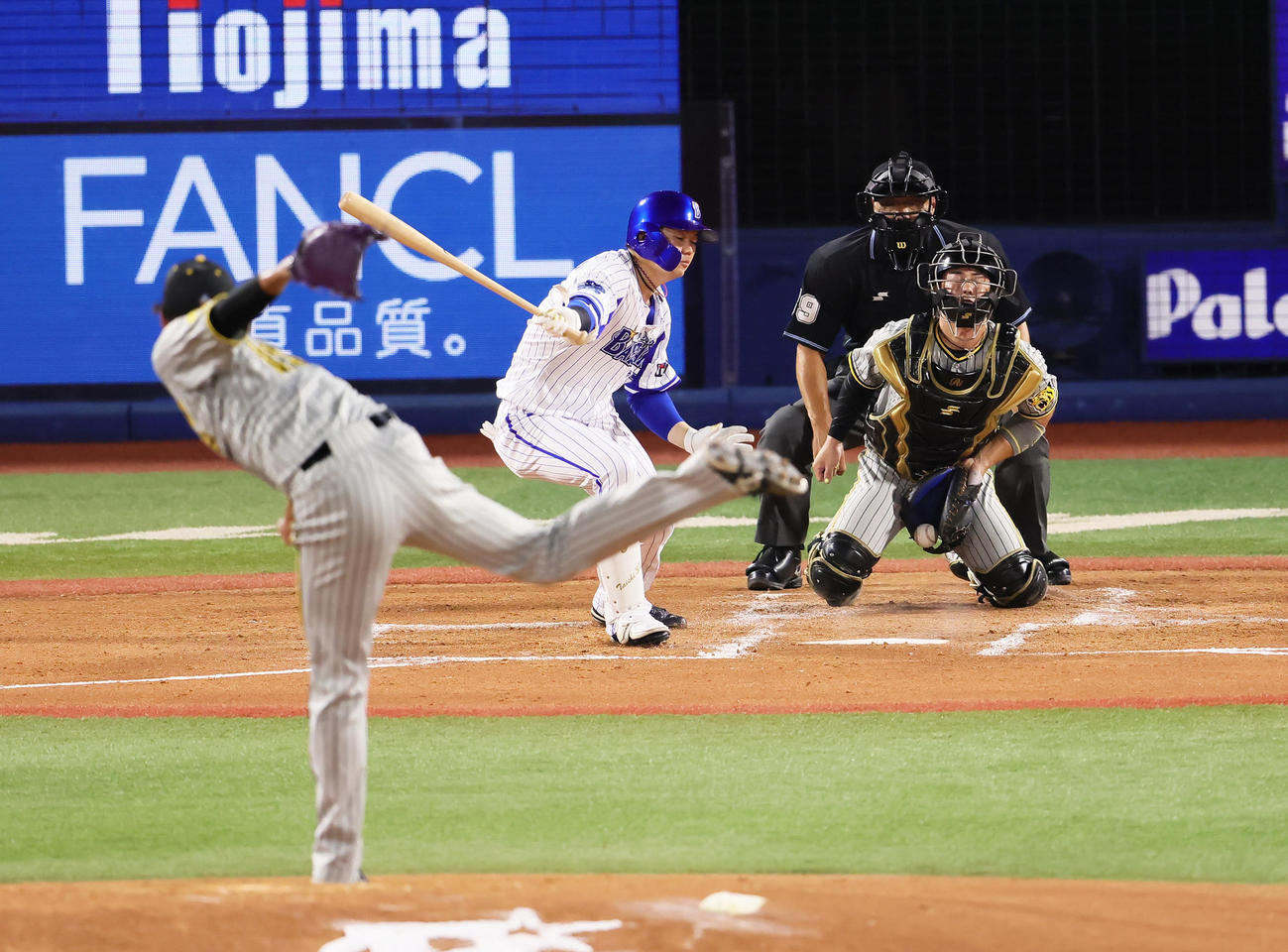 DeNA対阪神　2回裏DeNA2死、楠本は空振り三振に倒れる。投手藤浪（撮影・足立雅史）