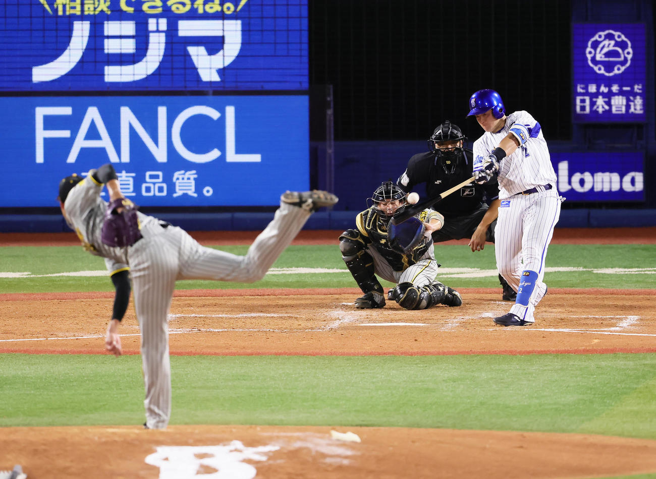 DeNA対阪神　4回裏DeNA2死、牧は左中間へソロ本塁打を放つ。投手藤浪（撮影・足立雅史）