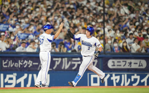 DeNA対阪神　4回裏DeNA2死、左中間にソロ本塁打を放ちダイヤモンドをまわる牧（右）（撮影・鈴木みどり）