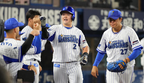 DeNA対阪神　4回裏DeNA2死、左中間にソロ本塁打を放った牧（中央）はナインと笑顔でハイタッチ（撮影・鈴木みどり）