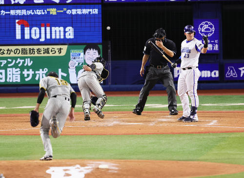 DeNA対阪神　5回裏DeNA1死二、三塁、代打オースティン（右）に対し暴投で失点する藤浪（左）。捕手梅野（撮影・足立雅史）