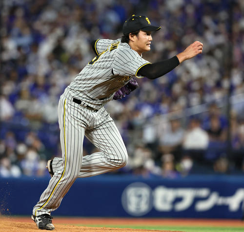 DeNA対阪神　5回裏DeNA1死二、三塁、藤浪は打者代打オースティンのとき1個目の暴投で失点する（撮影・加藤哉）