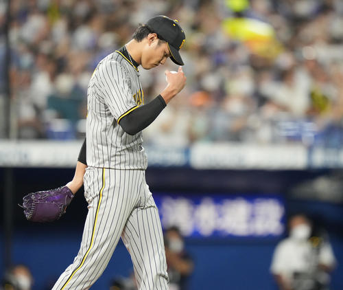 DeNA対阪神　5回裏DeNA1死二、三塁、代打オースティンの時、暴投で三塁走者楠本の生還を許した藤浪は浮かない表情（撮影・鈴木みどり）