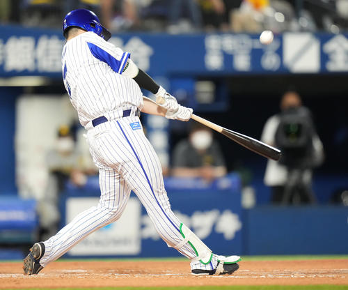 DeNA対阪神　5回裏DeNA1死満塁、左2点適時打を放つ佐野（撮影・鈴木みどり）