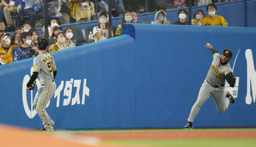 DeNA対阪神　5回裏DeNA1死満塁、佐野の打球を捕れず左2点適時打を許す左翼手ロハス。左は遊撃手中野（撮影・鈴木みどり）