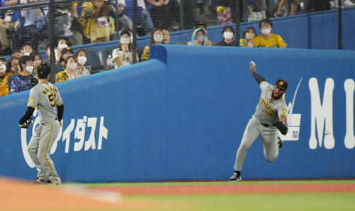 DeNA対阪神　5回裏DeNA1死満塁、佐野の打球を捕れず左2点適時打を許す左翼手ロハス。左は遊撃手中野（撮影・鈴木みどり）