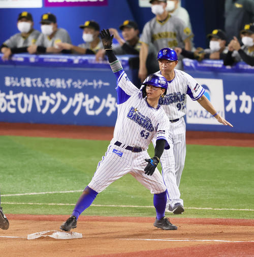 DeNA対阪神　5回裏DeNA1死一、二塁、三塁盗塁に成功する関根（左）（撮影・足立雅史）