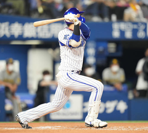 DeNA対阪神　7回裏DeNA2死一塁、左適時二塁打を放つ楠本（撮影・鈴木みどり）