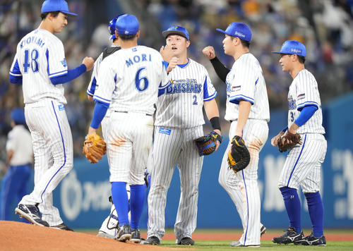 DeNA対阪神　阪神に勝利しタッチを交わす牧（中央）らDeNAナイン（撮影・鈴木みどり）