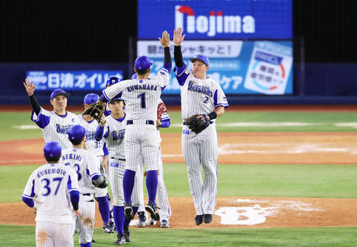 DeNA対阪神　勝利しジャンプタッチを交わすDeNAの牧（右）と桑原（撮影・足立雅史）