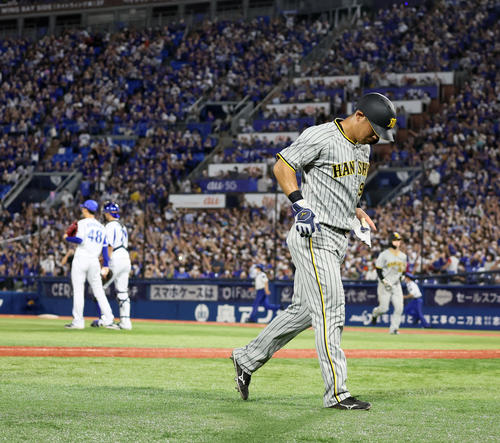 DeNA対阪神　8回表阪神2死満塁、山本が三振に倒れ試合終了となり三塁走者原口はベンチへ引き揚げる（撮影・加藤哉）