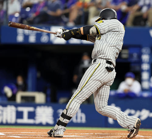 DeNA対阪神　1回表阪神無死一、三塁、大山は右犠飛を打ち上げる（撮影・加藤哉）