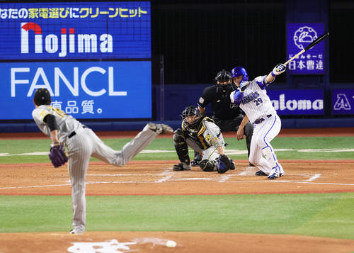 DeNA対阪神　3回裏DeNA無死、伊藤は空振り三振に倒れる。投手藤浪（撮影・足立雅史）