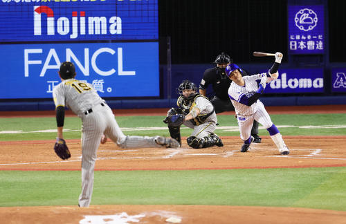 DeNA対阪神　3回裏DeNA2死二塁、桑原は空振り三振に倒れる。投手藤浪（撮影・足立雅史）