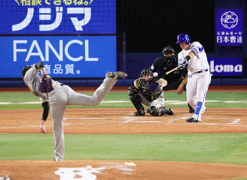 DeNA対阪神　4回裏DeNA2死、牧は左中間へソロ本塁打を放つ。投手藤浪（撮影・足立雅史）