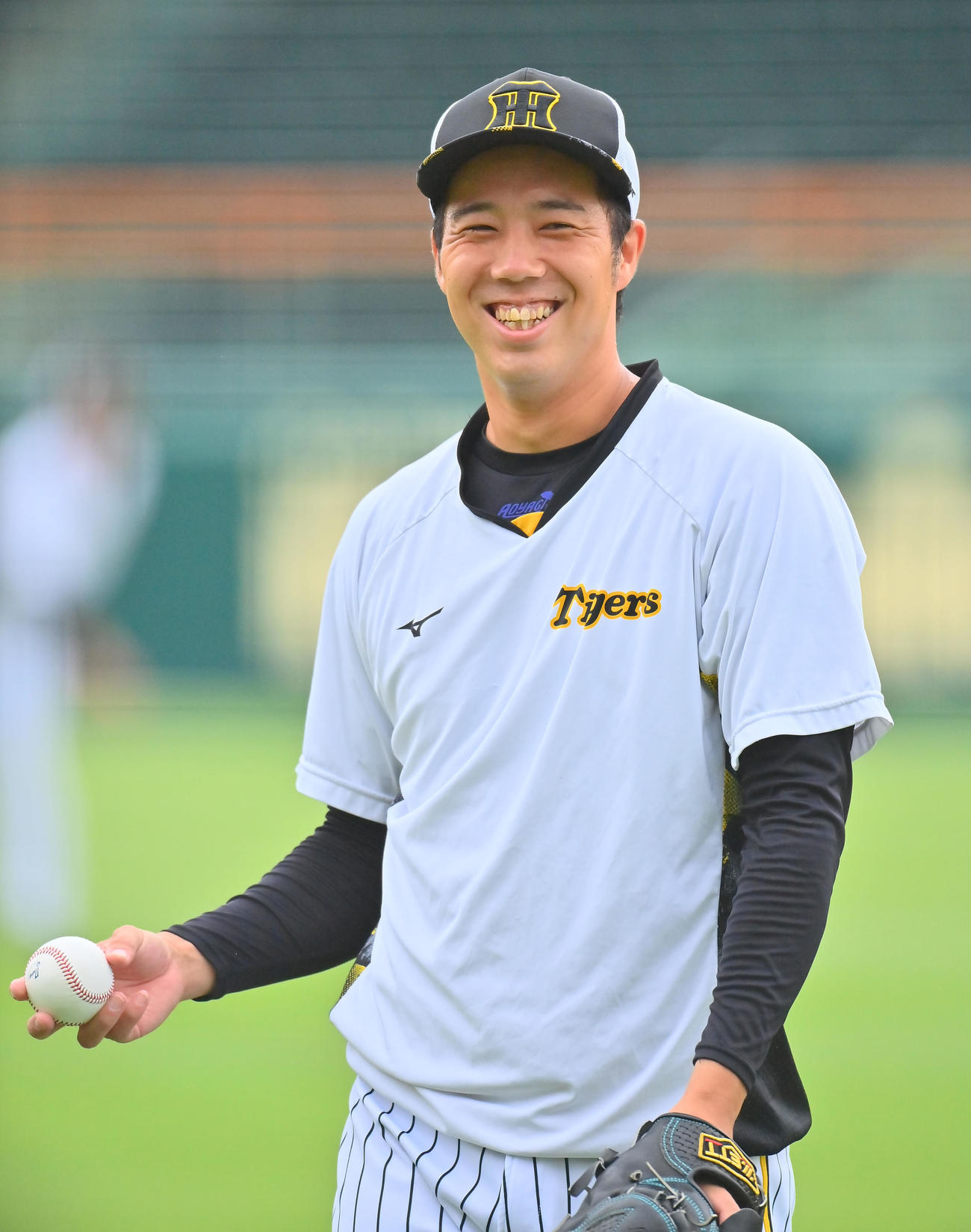 阪神対ヤクルト　試合前笑顔を見せる阪神青柳（撮影・和賀正仁）