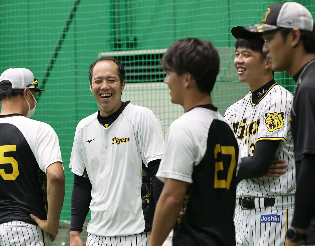 阪神対ヤクルト　阪神青柳（左から2人目）は室内練習場で笑顔を見せる（撮影・上田博志）