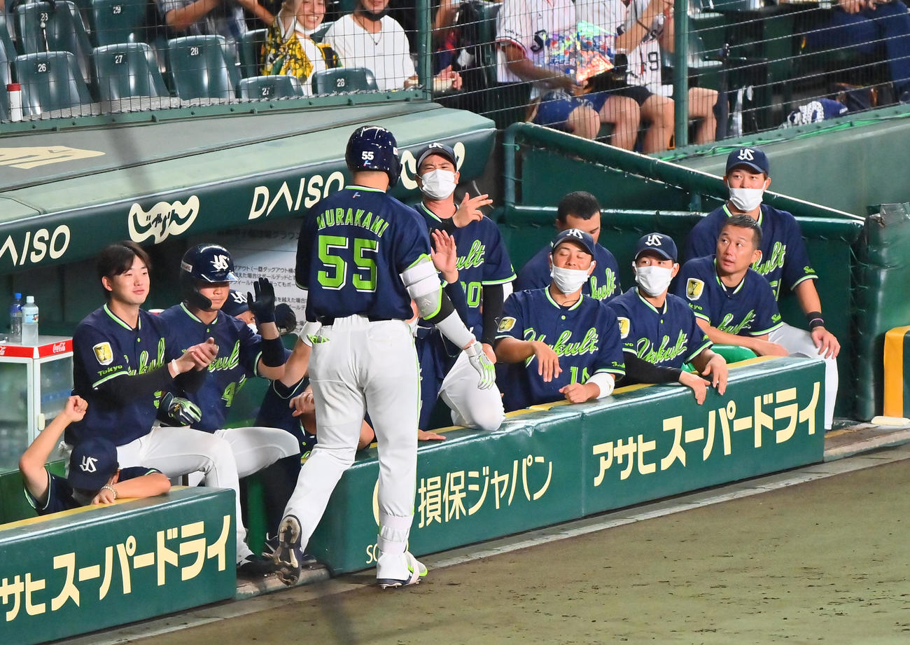 阪神対ヤクルト　6回表ヤクルト無死、村上は中越え本塁打を放ちナインの出迎えを受ける（撮影・和賀正仁）