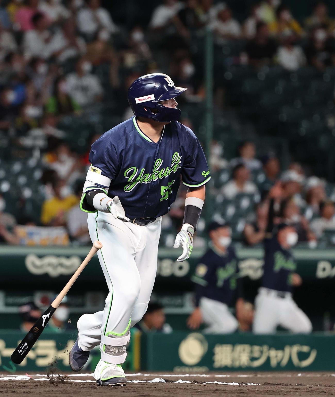 阪神対ヤクルト　6回表ヤクルト無死、村上は中越えに52号本塁打を放つ（撮影・上田博志）