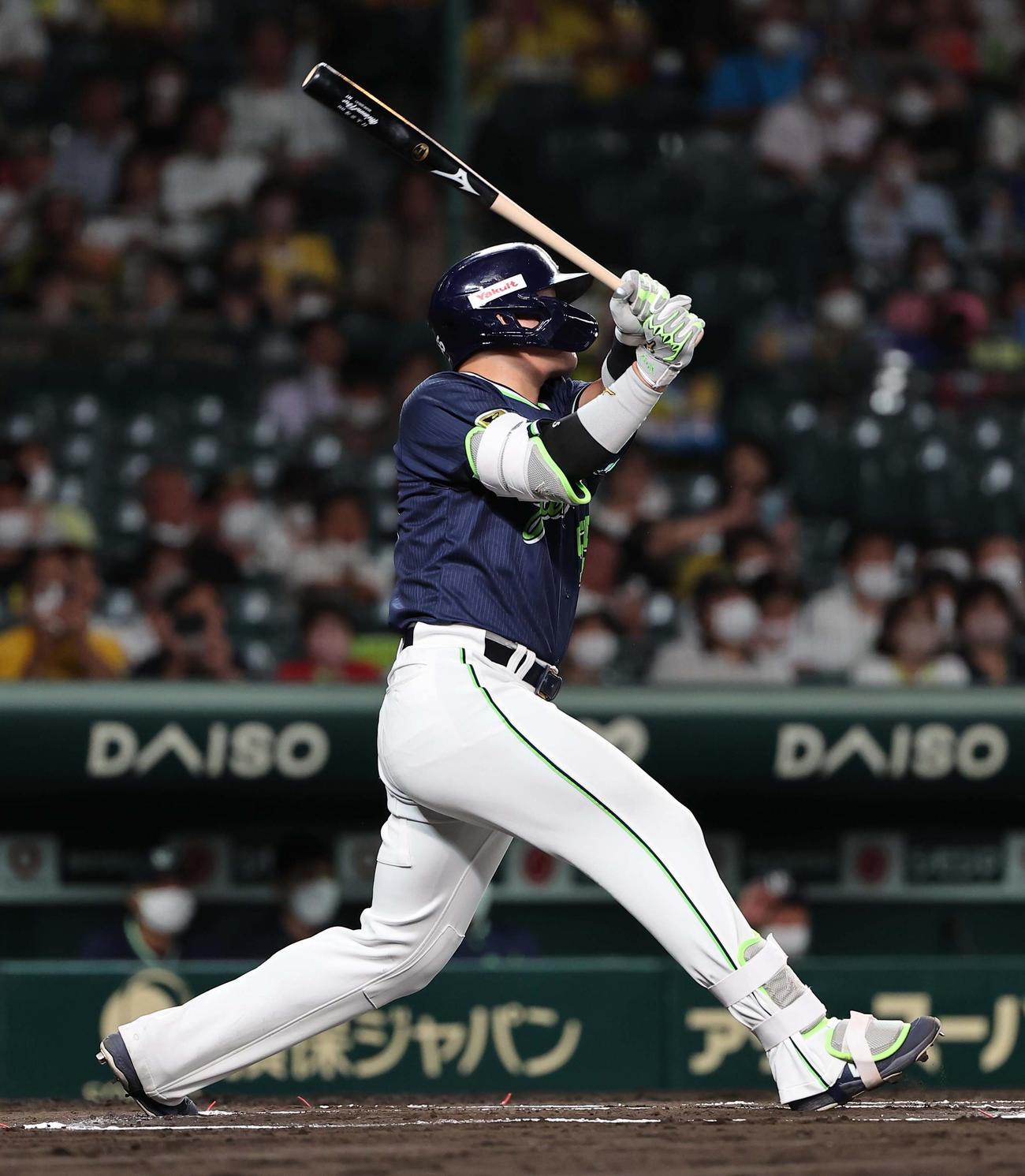 阪神対ヤクルト　6回表ヤクルト無死、村上は中越えに52号本塁打を放つ（撮影・上田博志）