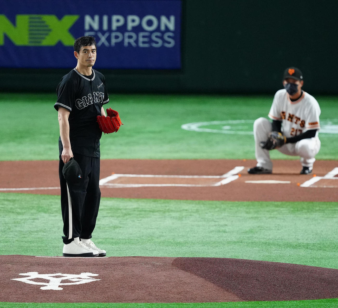巨人対DeNA　試合前、始球式に臨む伊藤英明（撮影・江口和貴）