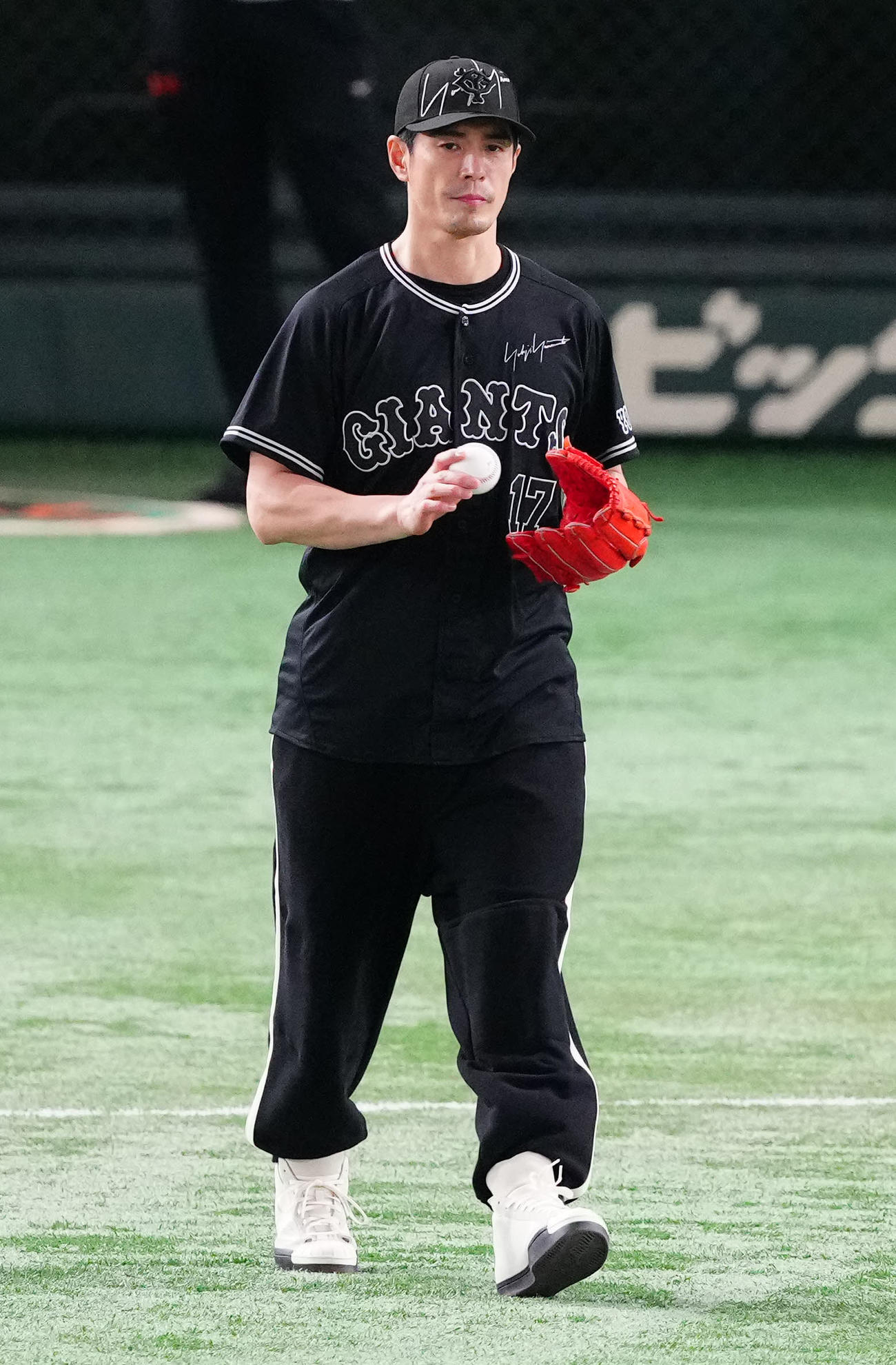 巨人対DeNA　試合前、始球式に臨む伊藤英明（撮影・江口和貴）