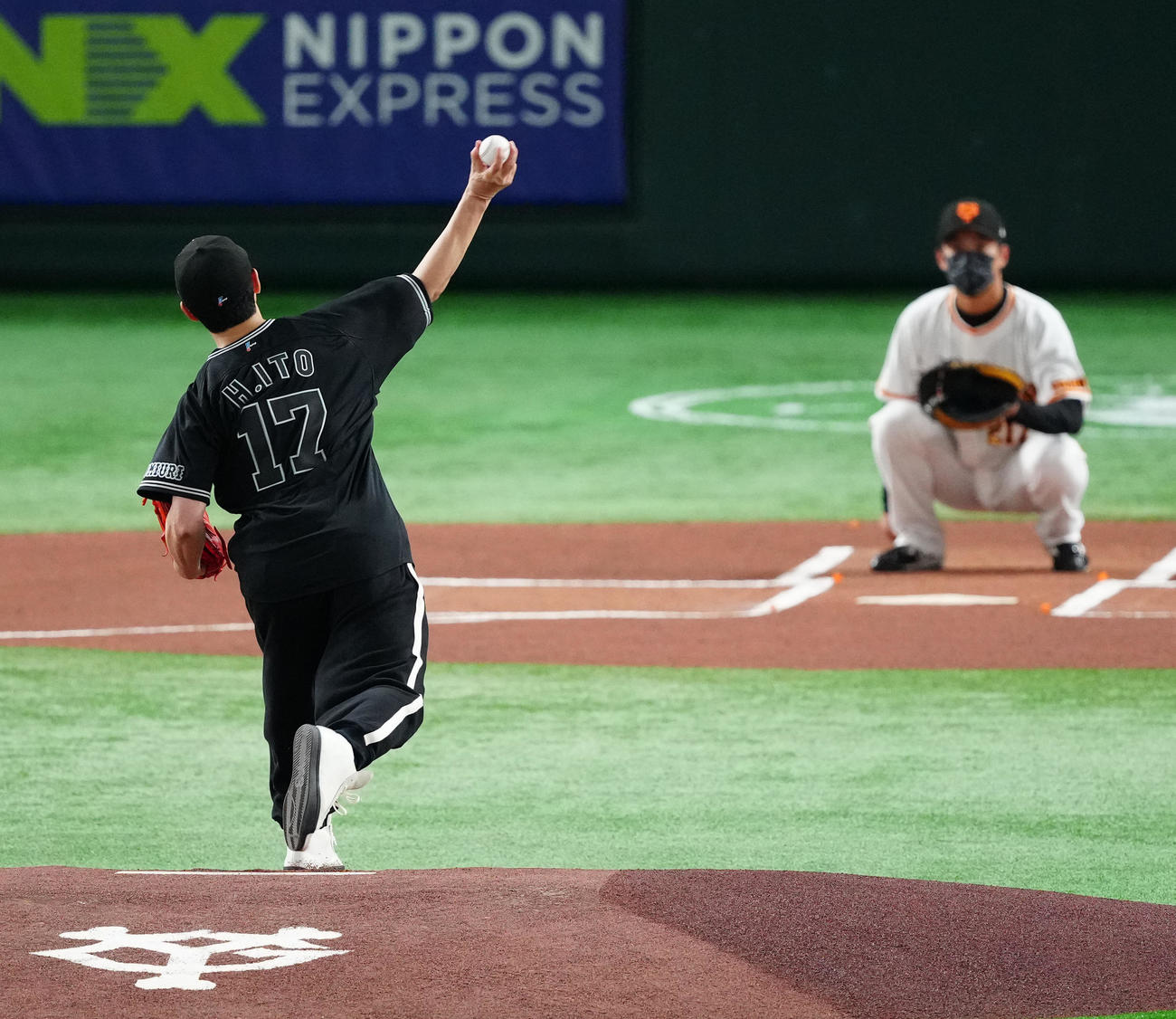 巨人対DeNA　試合前、始球式に臨む伊藤英明（撮影・江口和貴）