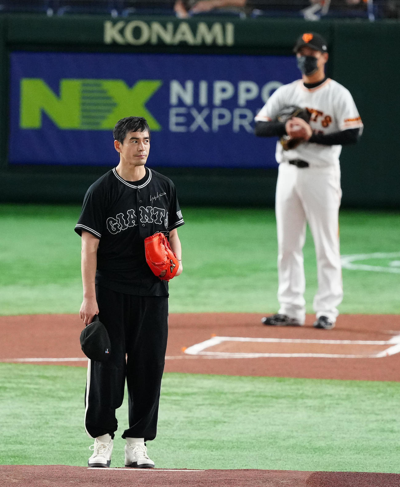 巨人対DeNA　試合前、始球式に臨んだ伊藤英明（撮影・江口和貴）