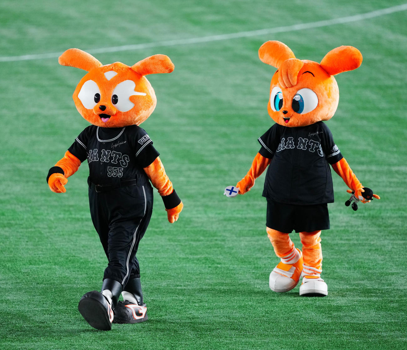 巨人対DeNA　試合前、「ヨウジヤマモト」とのコラボレーション企画で漆黒のユニホームを着用する巨人マスコットのジャビット（左）とキッズジャビット（撮影・江口和貴）
