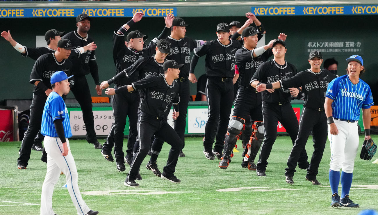 巨人対DeNA　試合前、「ヨウジヤマモト」とのコラボレーション企画で漆黒のユニホームを着用し、ウオーミングアップを行う巨人の選手たち（撮影・江口和貴）