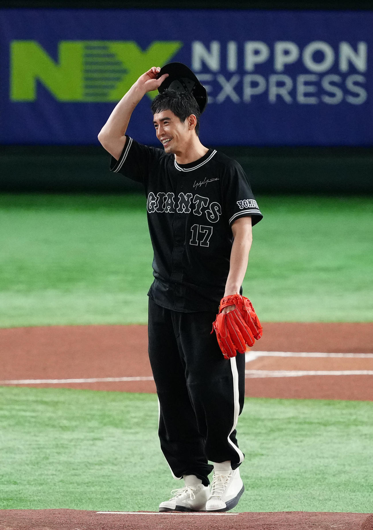巨人対DeNA　試合前、始球式に臨んだ伊藤英明（撮影・江口和貴）