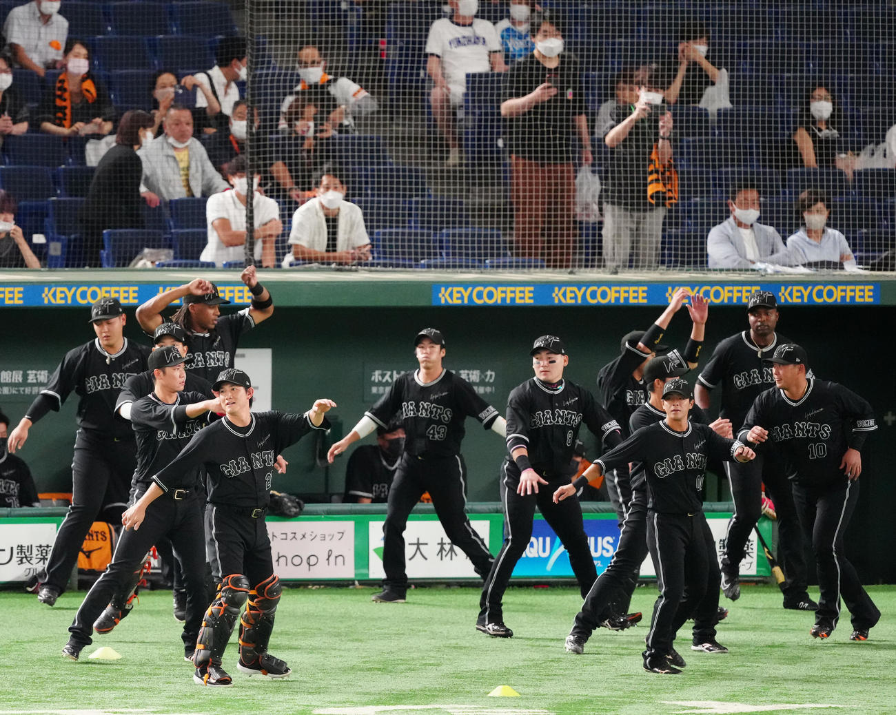 巨人対DeNA　試合前、「ヨウジヤマモト」とのコラボレーション企画で漆黒のユニホームを着用し、ウオーミングアップを行う巨人の選手たち（撮影・江口和貴）
