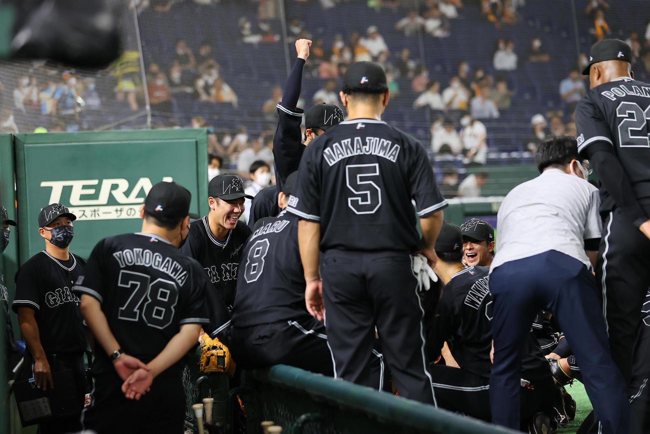 巨人対DeNA　試合前、円陣を組む巨人ナイン（撮影・垰建太）