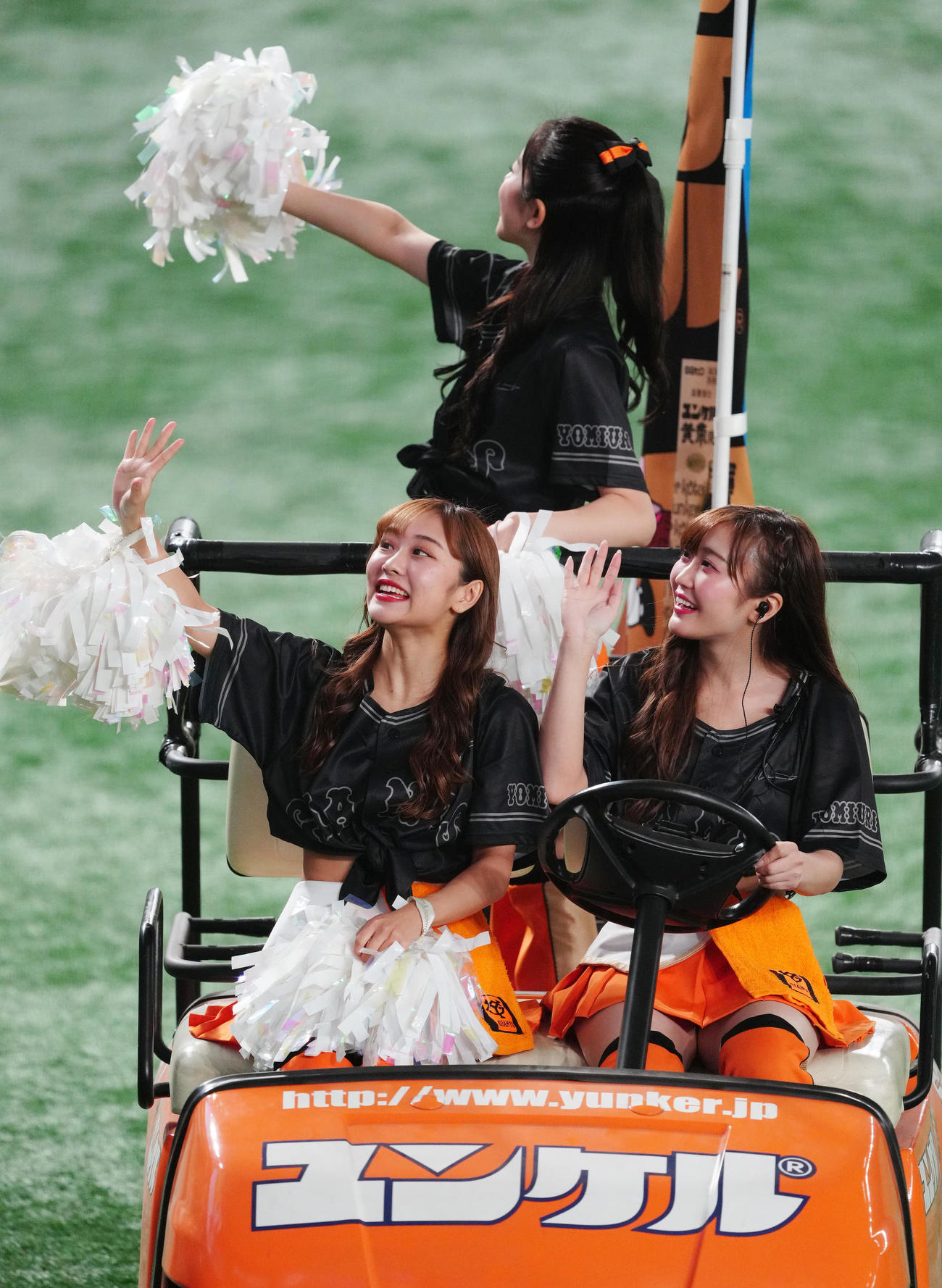 巨人対DeNA　試合前、「ヨウジヤマモト」とのコラボレーション企画で漆黒のユニホームを着用するマスコットガールの「ヴィーナス」（撮影・江口和貴）